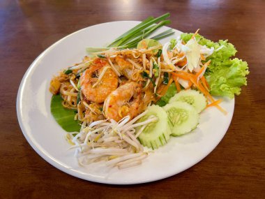 Pad thai, phat thai, veya phad thai Tayland 'da genellikle ülkenin mutfağının bir parçası olarak servis edilen kızarmış pirinç eriştesidir..