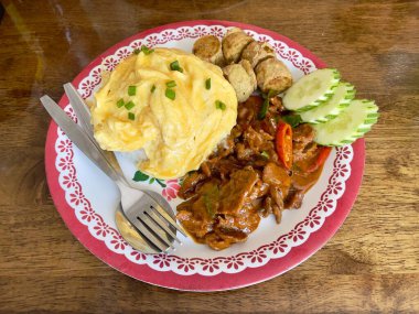 Tayland usulü köri (Panaeng neua) omlet, kızarmış tavuk ve pilav ile servis edilir. Tayland yemeği.