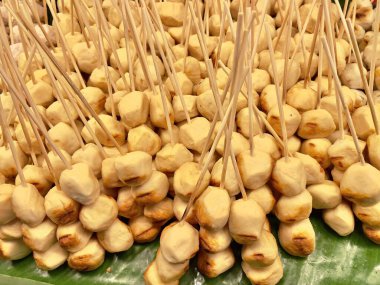 Çubuklu tavuk köftesi, seçici odaklanma.