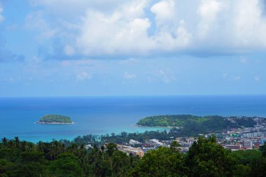 Kata Sahili 'nin güzel manzarası, Phuket Tayland Üç körfez manzaralı. Dünyaca ünlü seyahat yeri