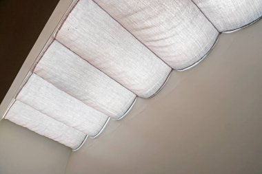 Tavan penceresi olan çatı katı Roma panjuru, çatı perdesi, iç tasarım fikirleri. Seçici odak