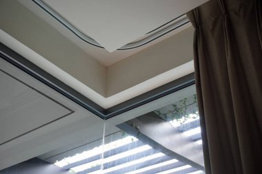 Yatak odasının köşesindeki korkuluklar. Çift perdeli raylar, oda köşesi için tavan tasarımı, yatak odası tasarımı için fikirler. Seçici odak