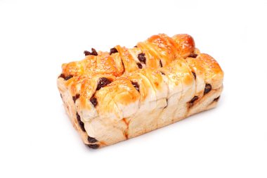 Beyaz arka planda izole edilmiş tarçınlı üzümlü ekmek. Kuru üzümlü tarçınlı ekmek. Fırın