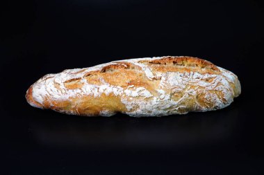 Siyah arka planda izole edilmiş baget. Geleneksel Fransız yemeği.