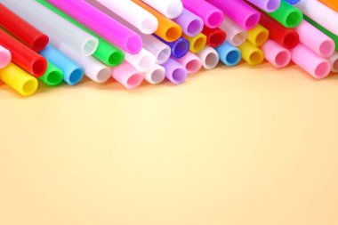 Gururlu ay geçmişi, gökkuşağı plastik pipet. LGBTQ+                         