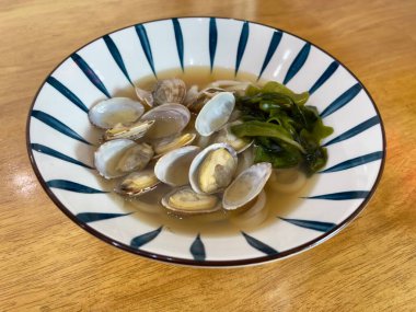 Asari midyeli şehriye, seçici odaklanma. Geleneksel Japon deniz ürünleri eriştesi..