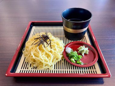 Zaru ramen, Japon eriştesi. Üzerine doğranmış kızarmış nori soslu soğuk ramen eriştesi, geleneksel bambu tabağında (zaru), soğan, yeşil soğan ve Japon hardalı ile servis edilir.
