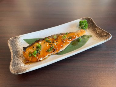 Teriyaki soslu ızgara somon. Japon yemeği.