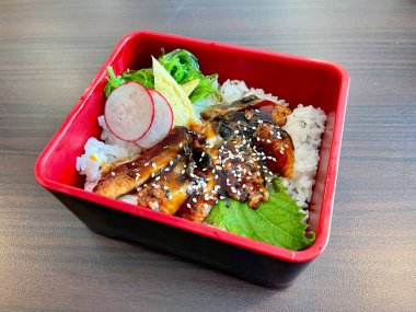 Unado Japon yılan balığı pilavı. Unagi Don Izgara Yılanbalığı Pirinç Kutusu. Unagi pirinç kutusu, lezzetli Japon yemekleri. Bento.