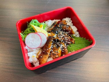 Unado Japon yılan balığı pilavı. Unagi Don Izgara Yılanbalığı Pirinç Kutusu. Unagi pirinç kutusu, lezzetli Japon yemekleri. Bento.