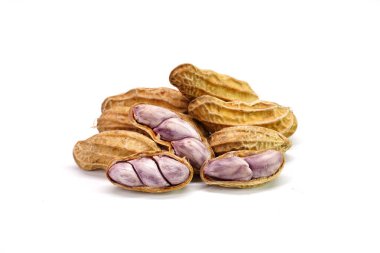 Fıstık beyaz arka planda izole edilmiş. Haşlanmış fıstık.