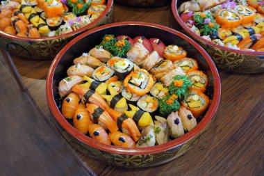 Suşi ve dürümler Bento beslenme çantasında, Japon yemekleri. Suşi severler