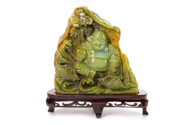 Jade gülümseyen Buda heykeli beyaz zemin üzerinde izole. Nephrite Jade Balıklarla gülümseyen Buda