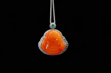 Süslü renk (Turuncu) Myanmar Jadeite Mutlu Buda kolyesi siyah arkaplanda izole
