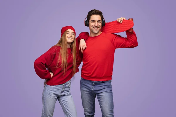 Positivo Joven Pareja Multirracial Sudadera Roja Jeans Con Monopatín Sonriente —  Fotos de Stock