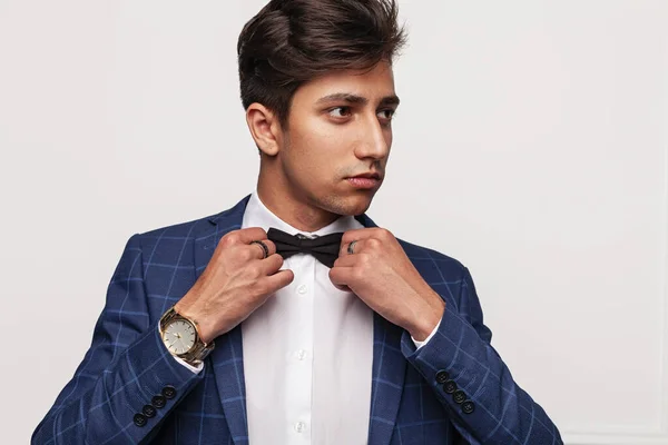Joven Hombre Traje Elegante Con Costoso Reloj Pulsera Ajustando Corbata —  Fotos de Stock
