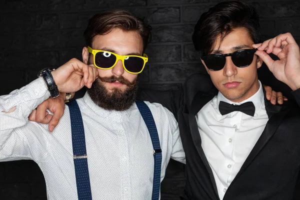 Jóvenes Hombres Multirraciales Con Ropa Elegante Ajustando Bigote Las Gafas —  Fotos de Stock