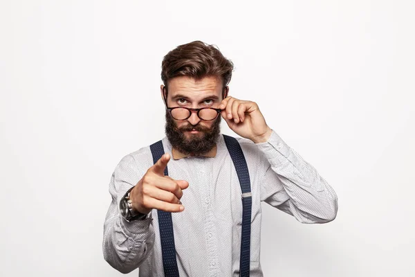 Seriöser Bärtiger Mann Stylischer Kleidung Brille Aufsetzend Und Vor Grauem — Stockfoto