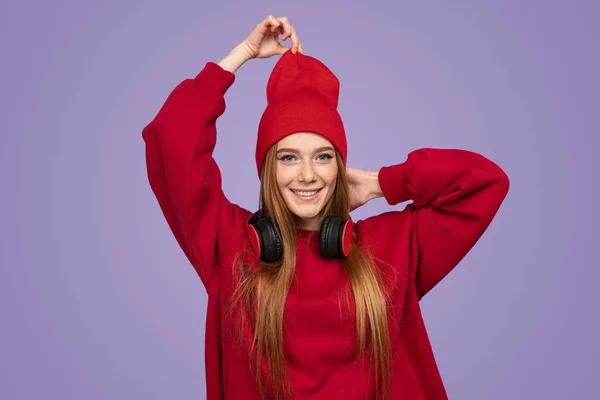Glad Ung Rödhårig Kvinna Röd Tröja Med Trådlösa Hörlurar Tittar — Stockfoto