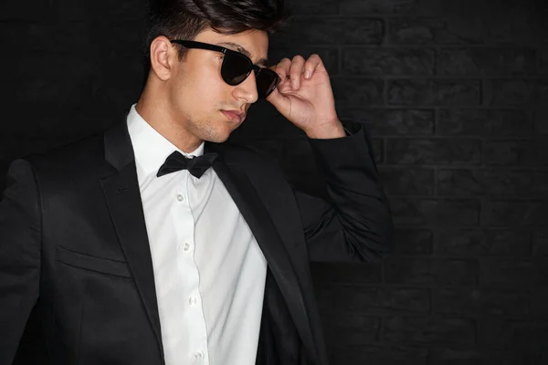 Joven Hombre Étnico Traje Elegante Ajustando Gafas Sol Con Estilo —  Fotos de Stock