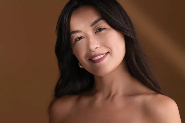 Feliz Joven Asiática Hembra Con Los Hombros Desnudos Sonriendo Mirando — Foto de Stock