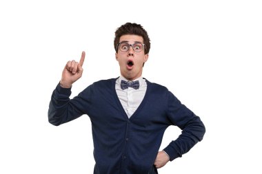 Gözlüklü, el ele tutuşup dahice bir fikir ileri sürmüş, genç ve komik bir inek.