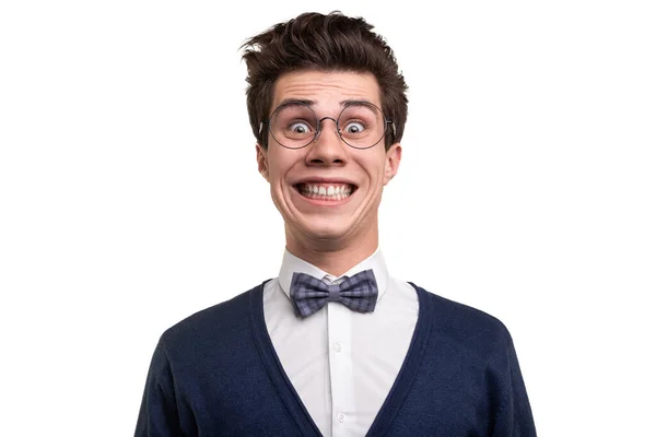Głupi Młody Człowiek Eleganckich Ubraniach Okularach Patrząc Aparat Szalonym Uśmiechem — Zdjęcie stockowe