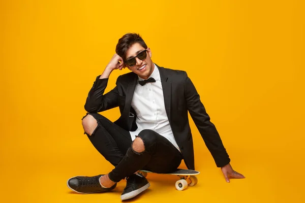 Hombre Joven Positivo Cuerpo Completo Traje Elegante Gafas Sol Apoyadas —  Fotos de Stock