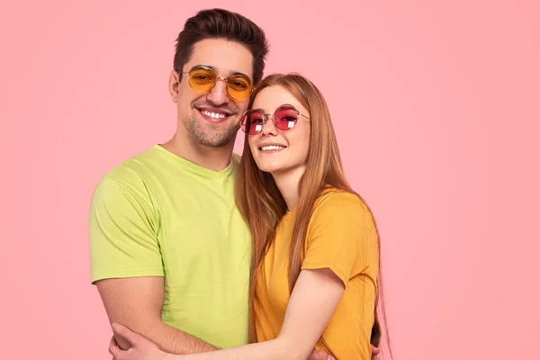 Positive Junge Männer Und Frauen Bunten Shirts Und Sonnenbrillen Umarmen — Stockfoto