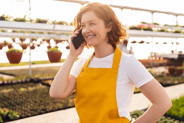 Mulher Feliz Shirt Branca Avental Amarelo Sorrindo Respondendo Telefonema Enquanto — Fotografia de Stock