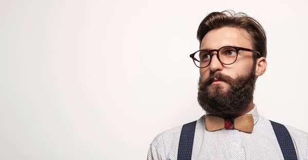 Smart Skäggig Man Snygga Kläder Och Glasögon Tittar Bort Med — Stockfoto