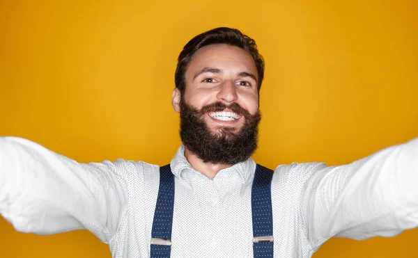 Щасливий Бородатий Чоловік Стильній Сорочці Підтяжками Посміхається Дивиться Камеру Беручи — стокове фото
