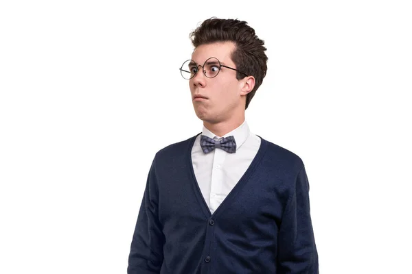 Zdumiewający Młody Człowiek Eleganckich Ubraniach Okularach Odwracając Wzrok Szokiem Białym — Zdjęcie stockowe
