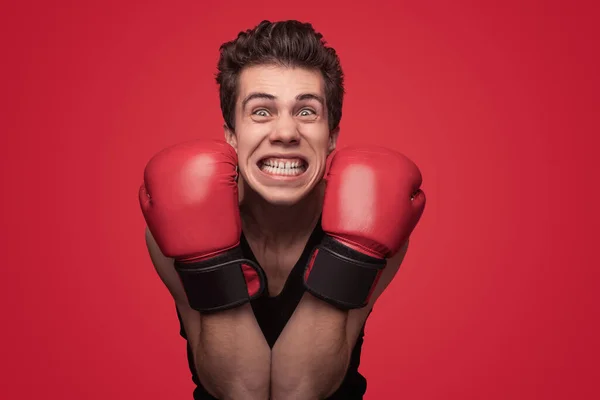 Boks Eldivenli Komik Genç Sporcu Kırmızı Arka Plan Karşısında Homurdanıp — Stok fotoğraf
