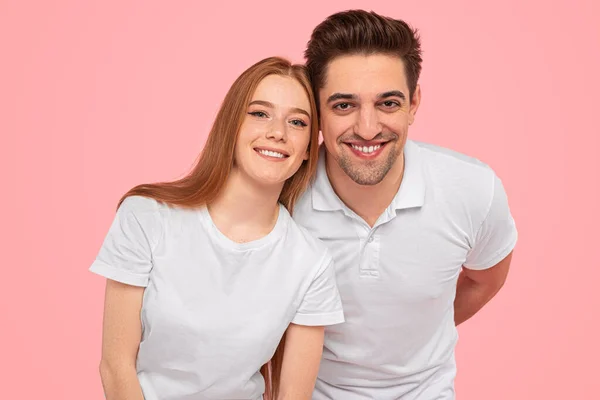 Positive Junge Freund Und Freundin Weißen Shirts Lächelnd Und Blick — Stockfoto