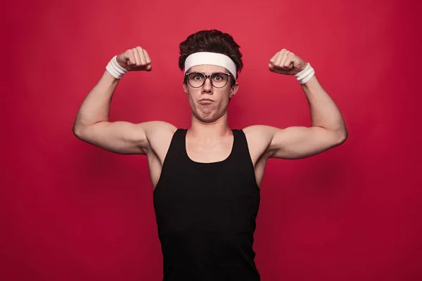 Siyah Kolsuz Tişörtlü Gözlüklü Bantlı Genç Bir Erkek Atlet Kameraya — Stok fotoğraf