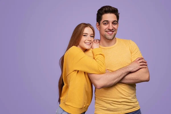 Frohe Junge Frau Gelbem Sweatshirt Die Sich Auf Die Schulter — Stockfoto