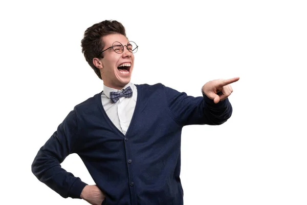 Rolig Ung Man Smarta Casual Kläder Och Glasögon Hålla Hand — Stockfoto