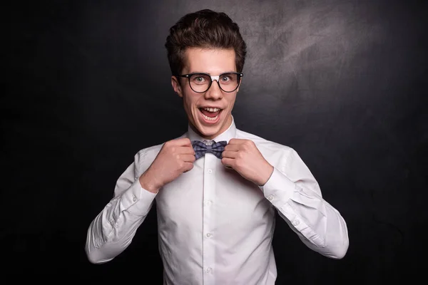 Goofy Jonge Mannelijke Student Wit Shirt Bril Kijken Naar Camera — Stockfoto