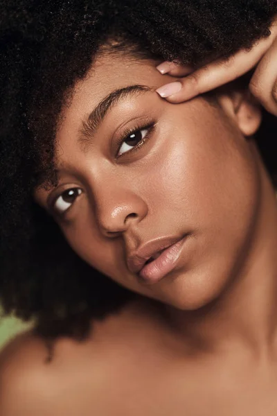 在温泉疗程中 年轻的黑人女人 光着肩膀 有着非洲式的触摸眉毛的发型 看着镜头 — 图库照片
