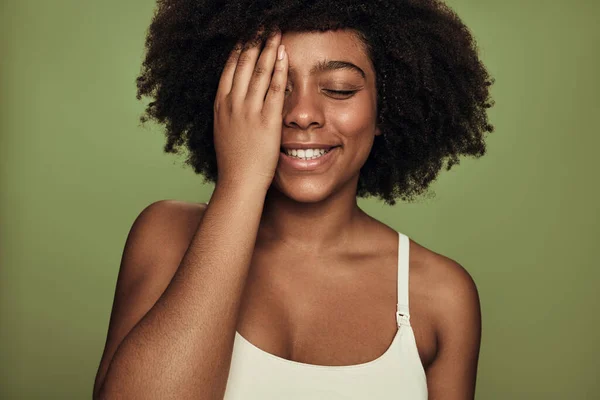 Χαρούμενη Αφροαμερικανή Γυναίκα Σγουρά Μαλλιά Και Καθαρό Δέρμα Χαμογελώντας Κλειστά — Φωτογραφία Αρχείου