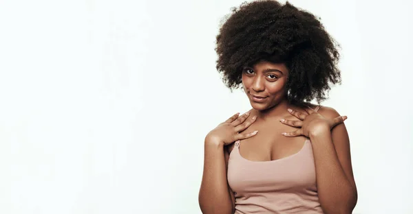 Self Διαβεβαίωσε Νεαρή Αφροαμερικανή Γυναίκα Χιλιετή Σκούρα Σγουρά Μαλλιά Στην — Φωτογραφία Αρχείου