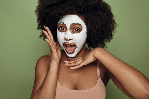 Young African American Female Curly Hair Making Cosmetic Face Mask — Stock Photo, Image