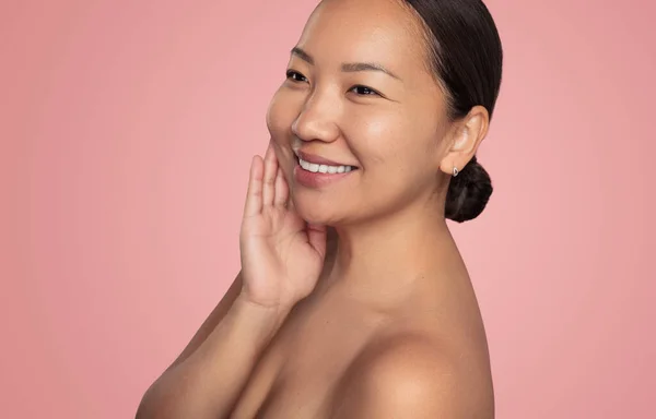 Merry Korean Female Bare Shoulders Touching Soft Skin Cheek Looking — ストック写真