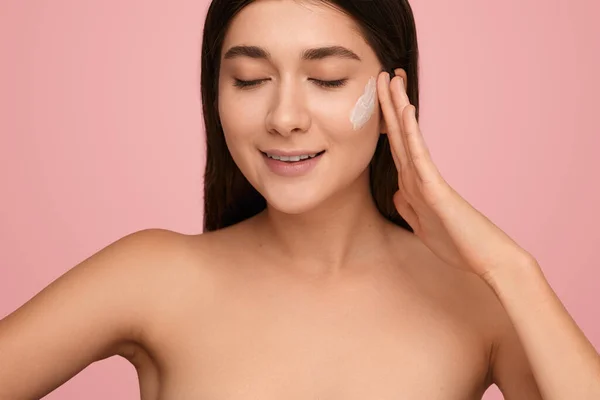 Happy Young Female Bare Shoulders Closing Eyes Smiling While Applying — Stockfoto