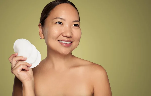 Happy Asian Female Bare Shoulders Demonstrating Bunch Clean Reusable Pads — ストック写真