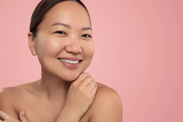 Cheerful Young Ethnic Female Millennial Perfect Skin Bare Shoulders Wearing — ストック写真