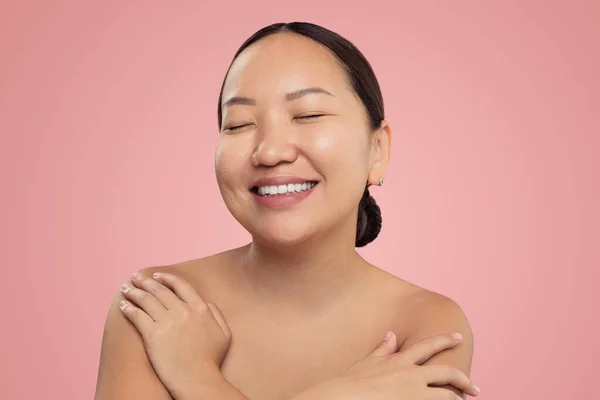 Szczęśliwa Młoda Etniczna Kobieta Czystą Twarzą Bez Makijażu Dotykając Gołych — Zdjęcie stockowe