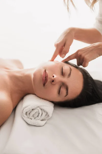 Cultiver Esthéticienne Méconnaissable Faire Massage Des Points Pression Faciale Tranquille — Photo