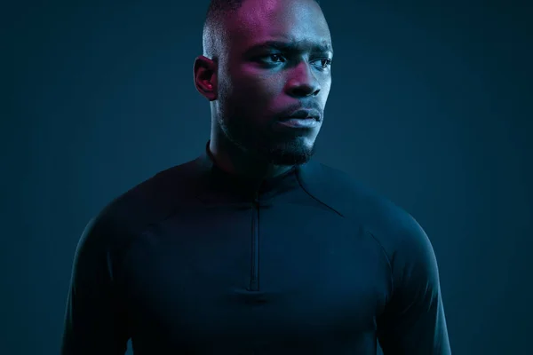 Ciddi Sakallı Siyah Aktif Giysili Amerikalı Erkek Sporcu Stüdyodaki Sıkı — Stok fotoğraf